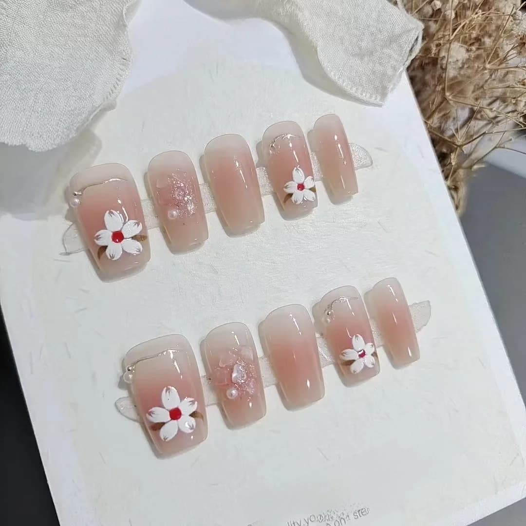 Kratke umetne nohte oblike krste z roza cvetličnim motivom magnolije
