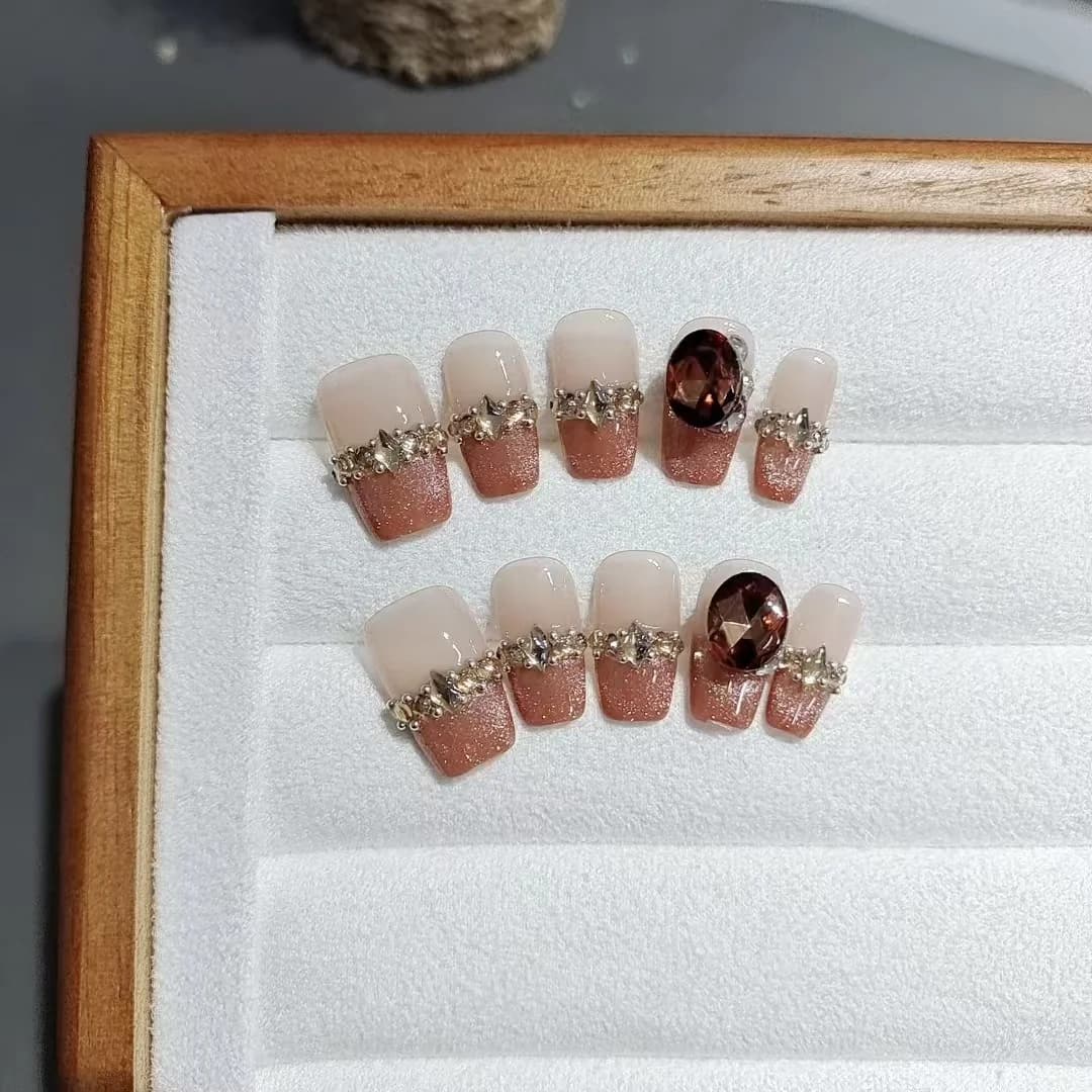 Nalepljivi nohti s francoskimi konicami, mačje oko in okraski iz kristalov