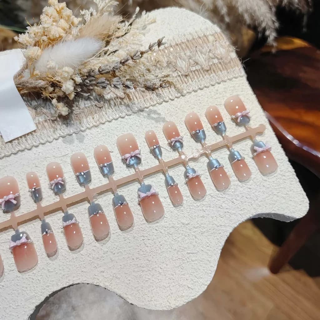 Modre umetne nohte z mačjim očesom in roza kristali