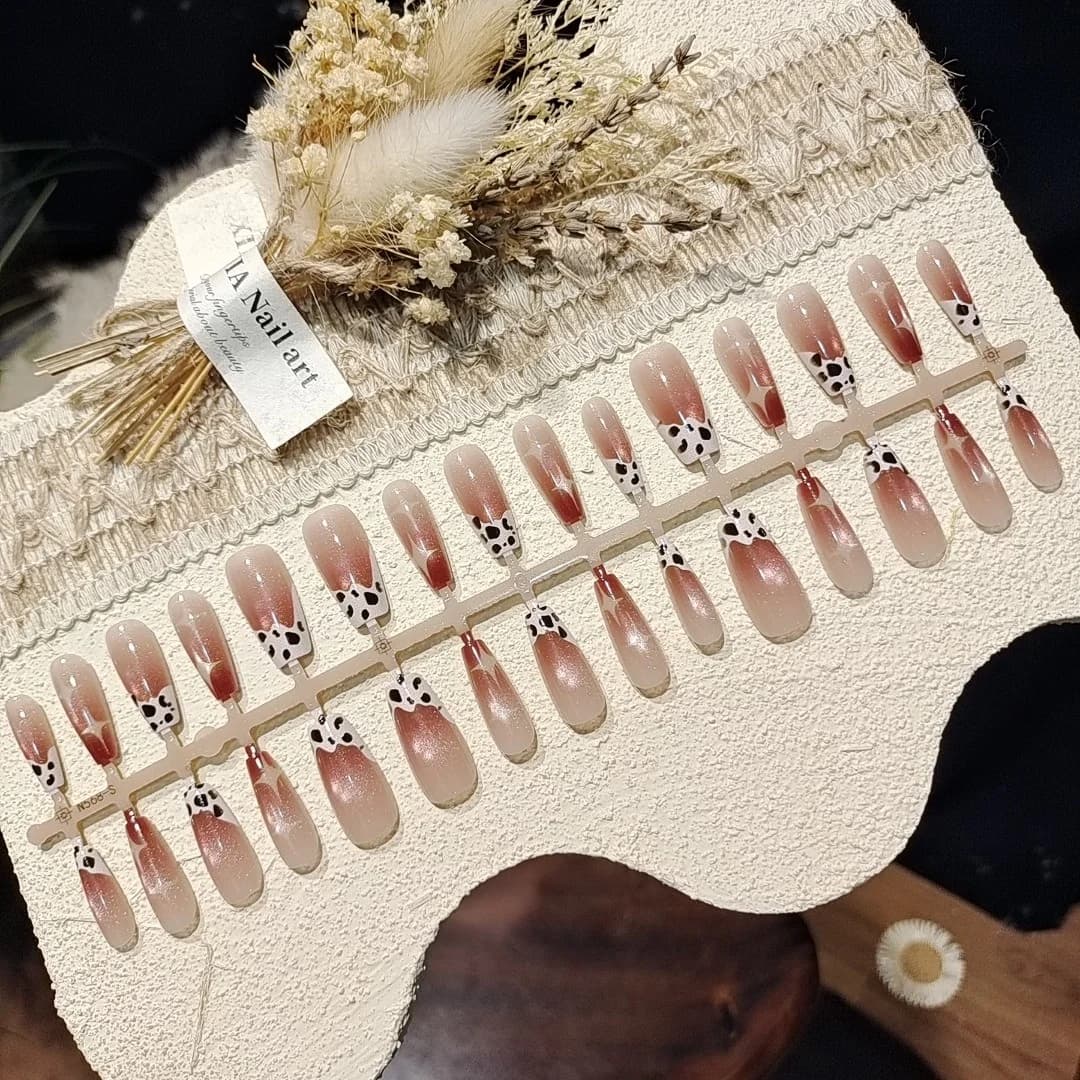 Nalepni nohti mačje oko, dizajn temno rjave barve s steklenimi kroglicami
