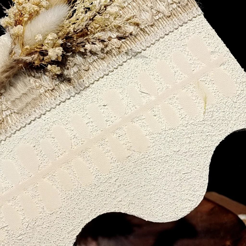 Pikčasti umetni nohti z mačjim očesom in steklenimi perlami