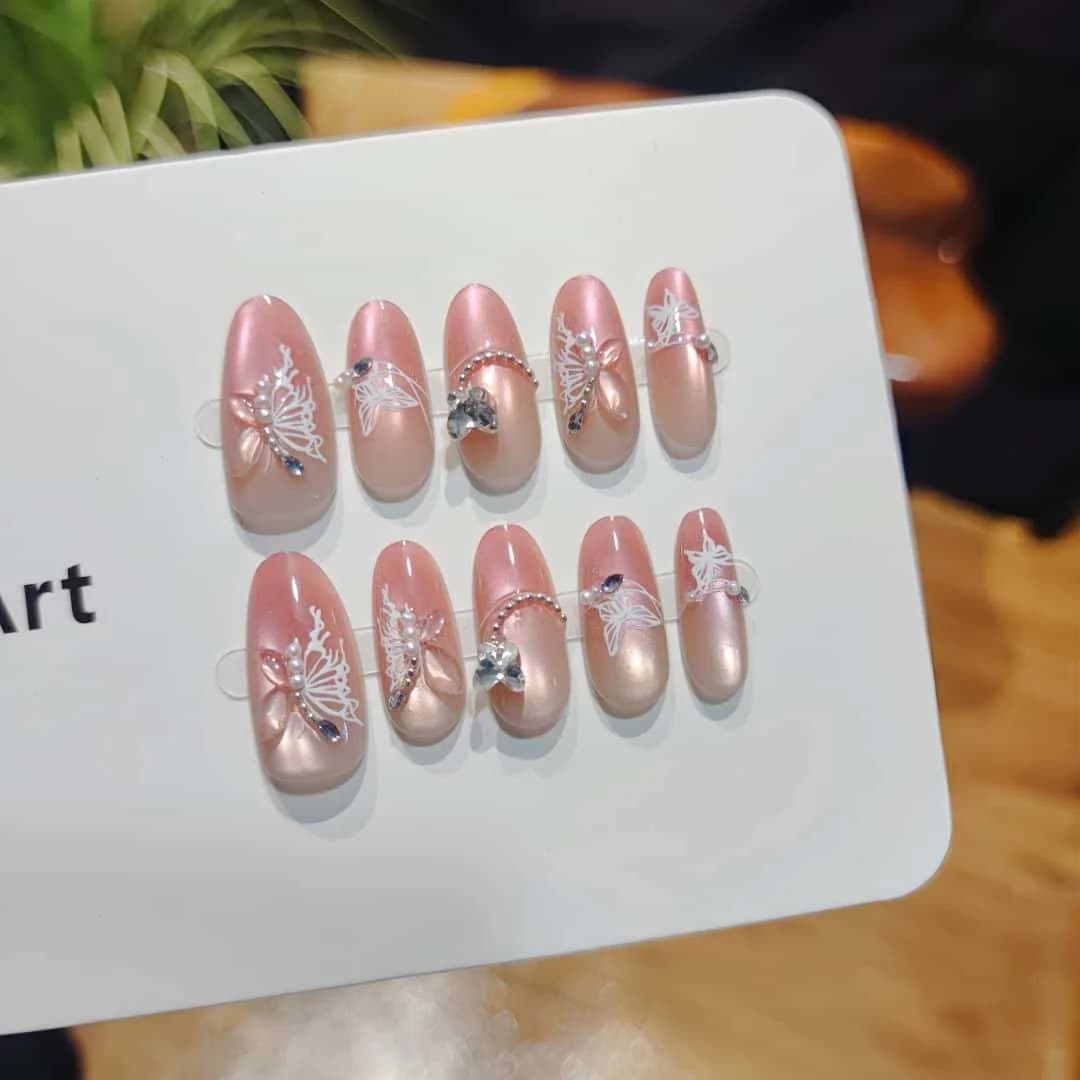 Umetni nohti Cat Eye Sweet Berry z mašnico in kristali