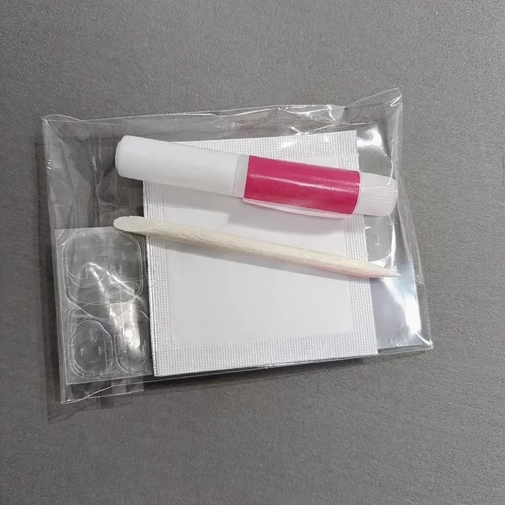 Komplet orodij za nalepljive nohte z lepilnimi trakovi, pilico in odstranjevalcem
