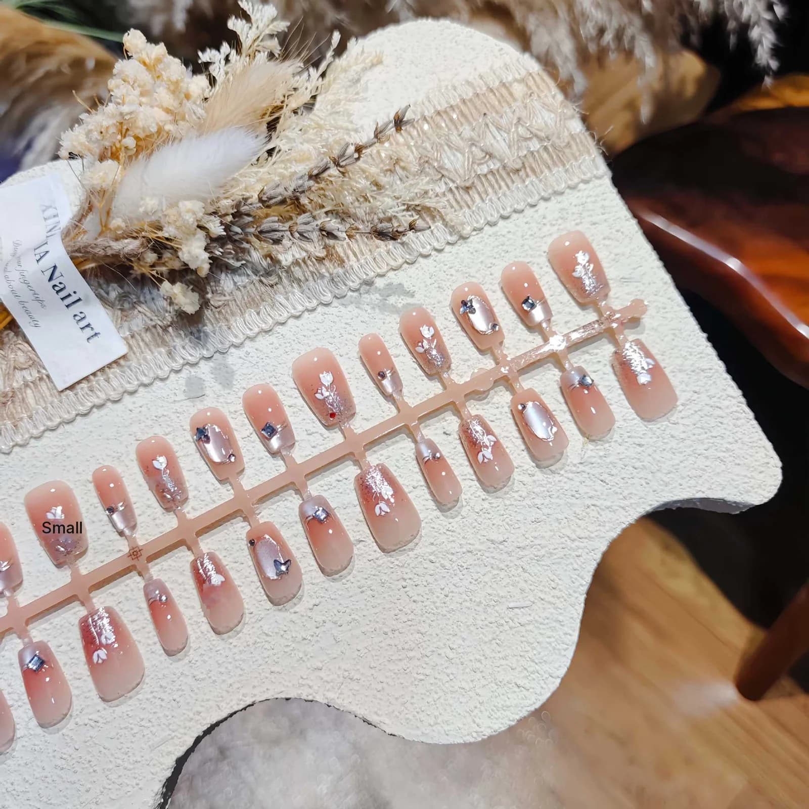 Kratki krsti umetni nohti z mačjim očesom, zlatimi bleščicami in okrasnimi kamni
