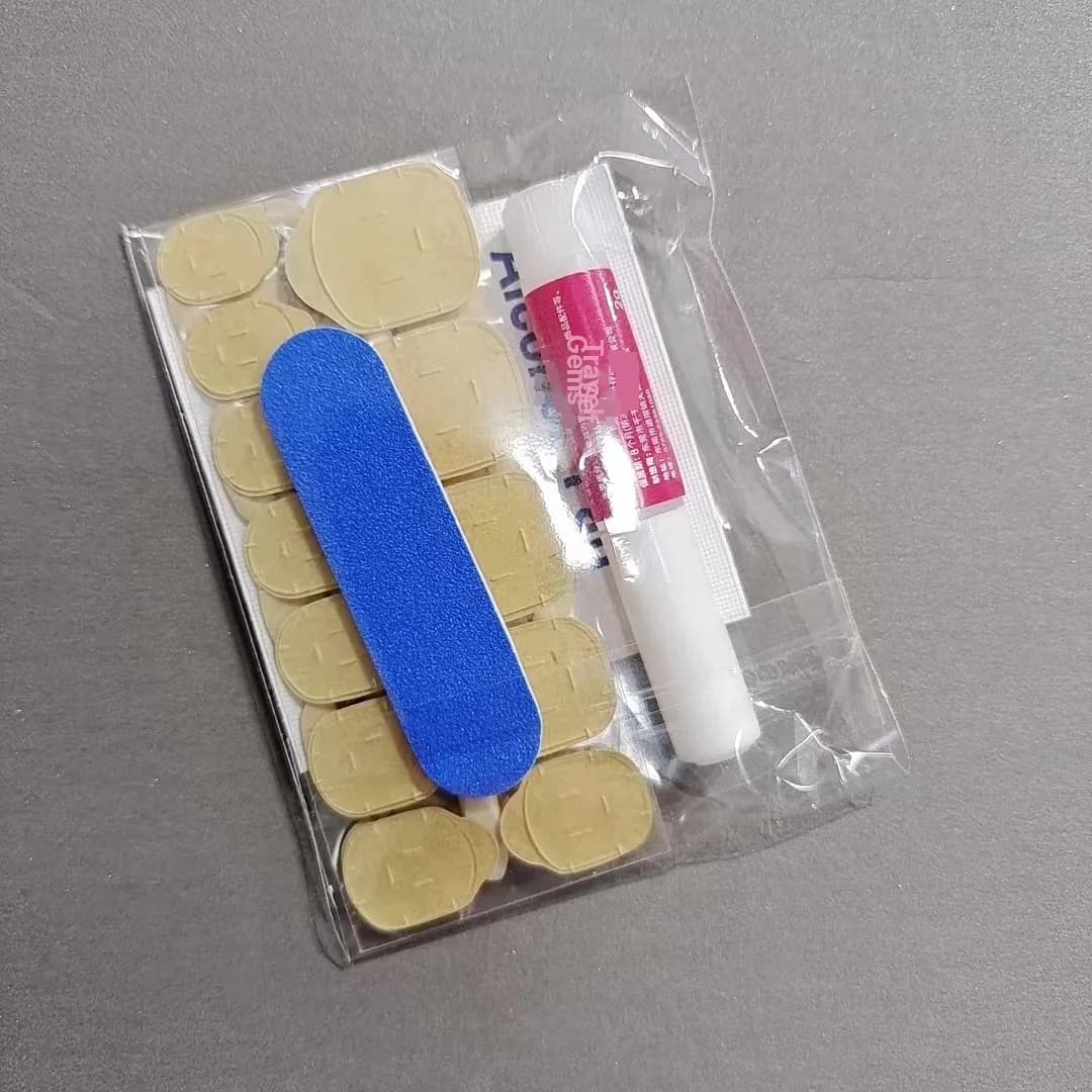 Komplet orodij za nalepljive nohte z lepilnimi trakovi, pilico in odstranjevalcem