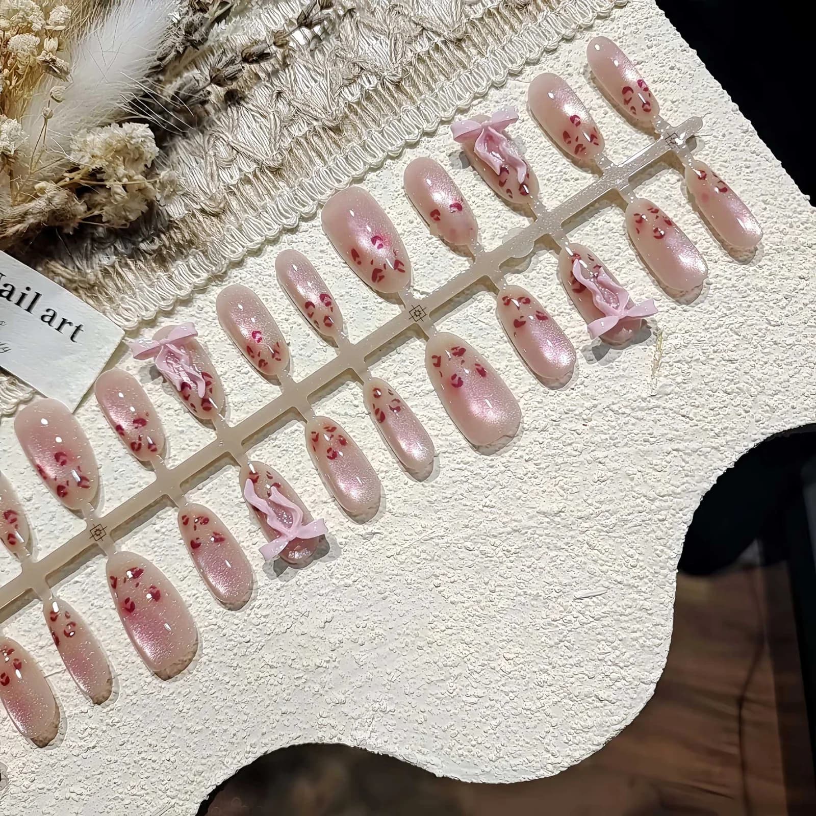 Rožnate umetne nohte z leopardjim vzorcem in mačjim očesom, srednje ovalne oblike
