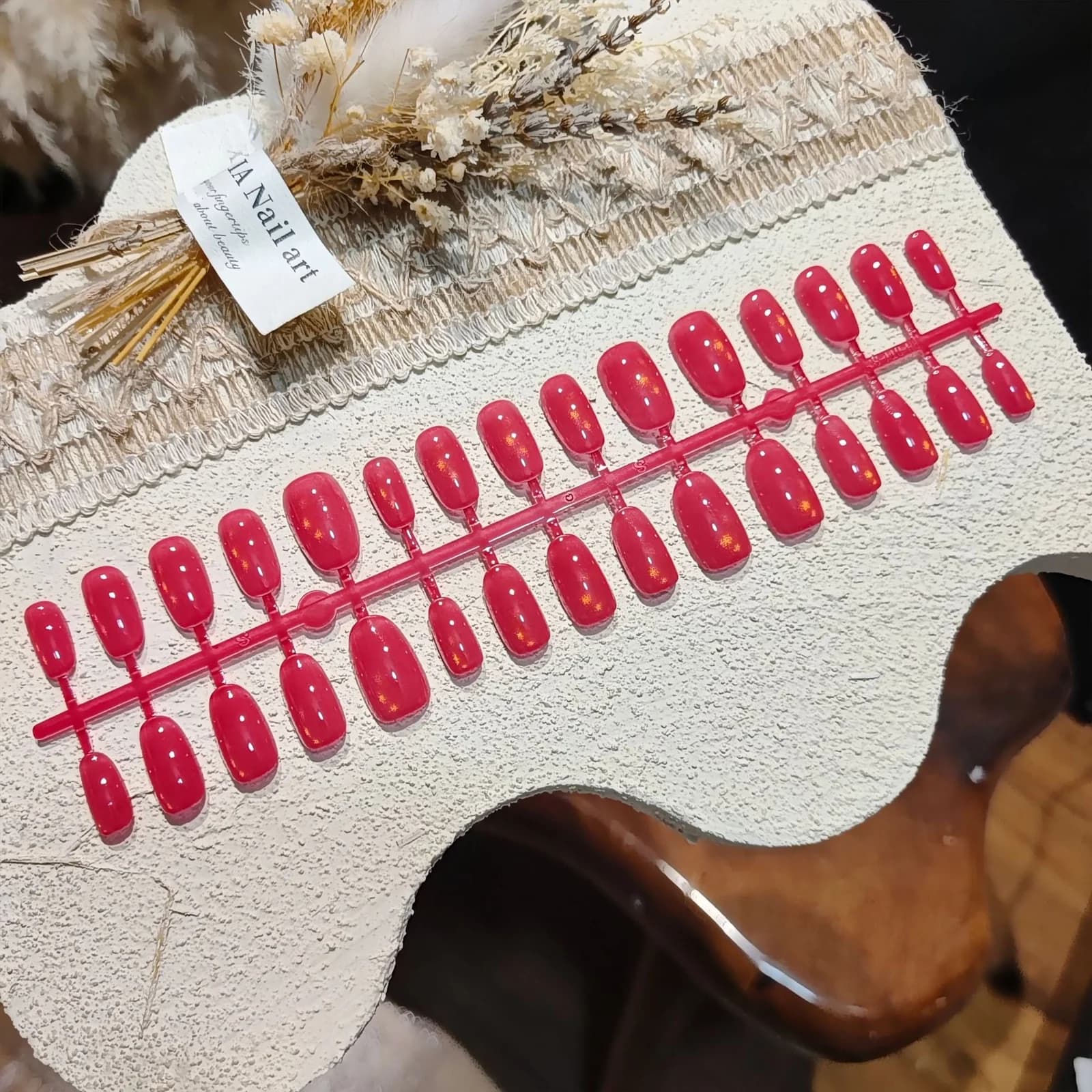 Umetni nohti s mačjim očesom in steklenimi kroglicami, predlepljeni