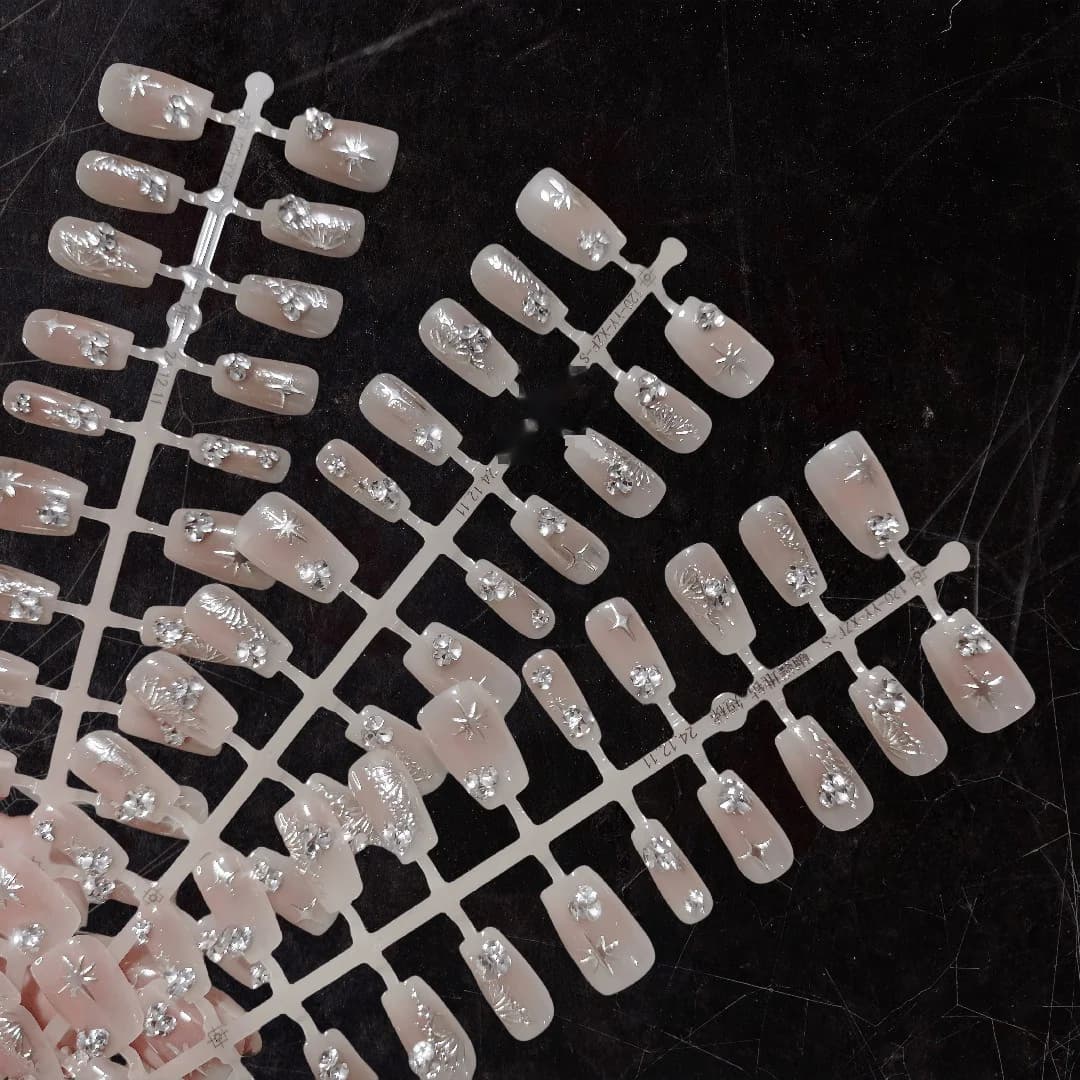Nalepne nohti kratki coffin srebrni bleščice metuljeva krila 30 kosov