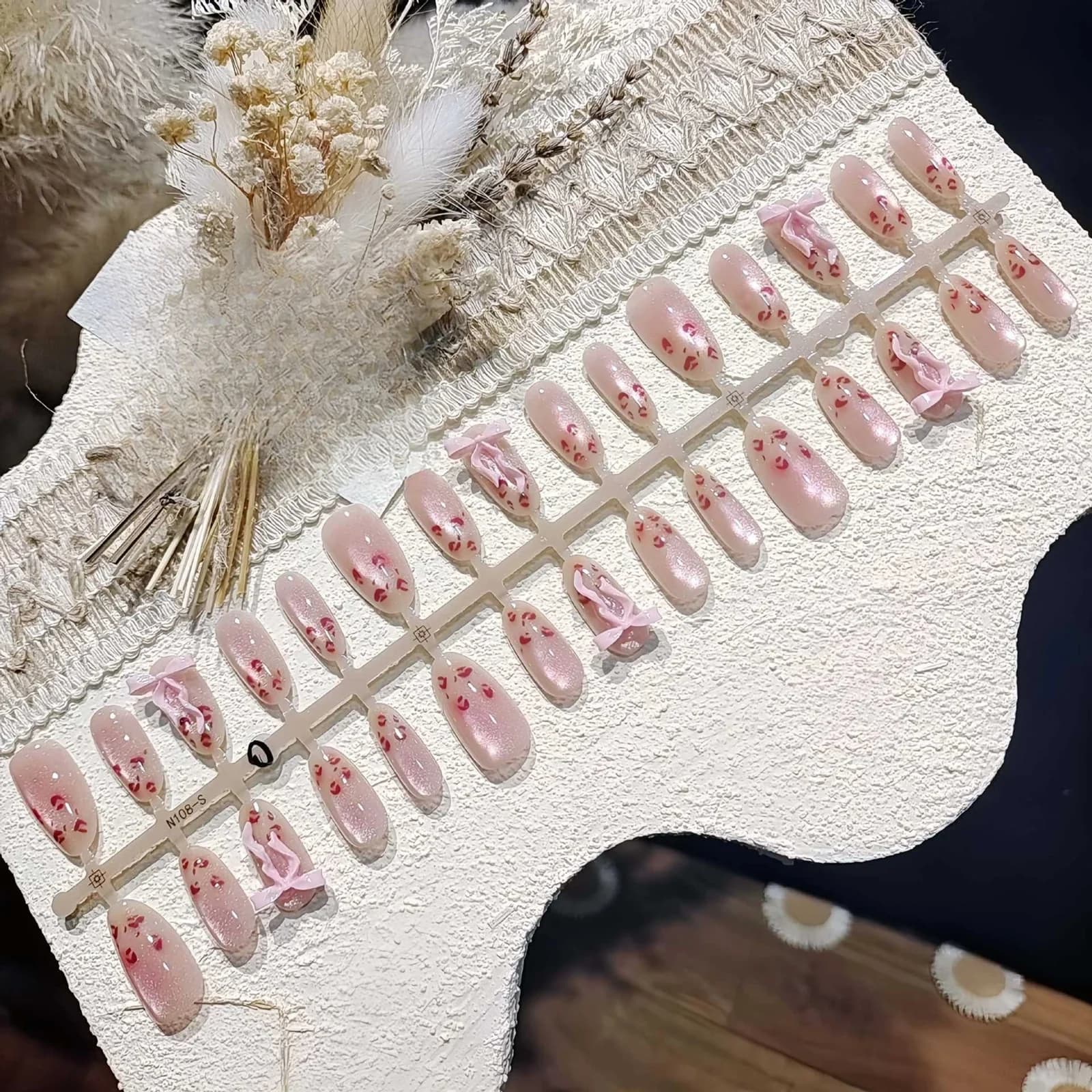 Rožnate umetne nohte z leopardjim vzorcem in mačjim očesom, srednje ovalne oblike