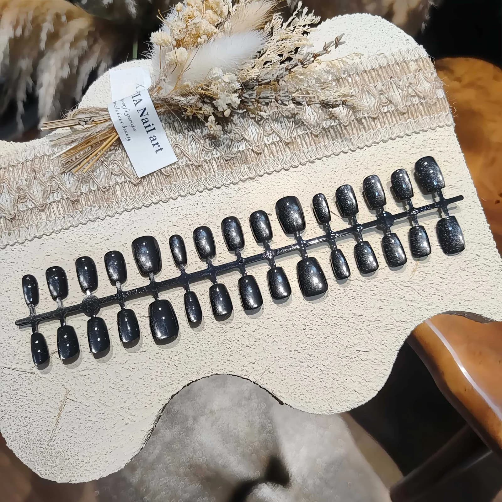 Črni kratki nalepni nohti baletka mačje oko, zaključek z bleščicami