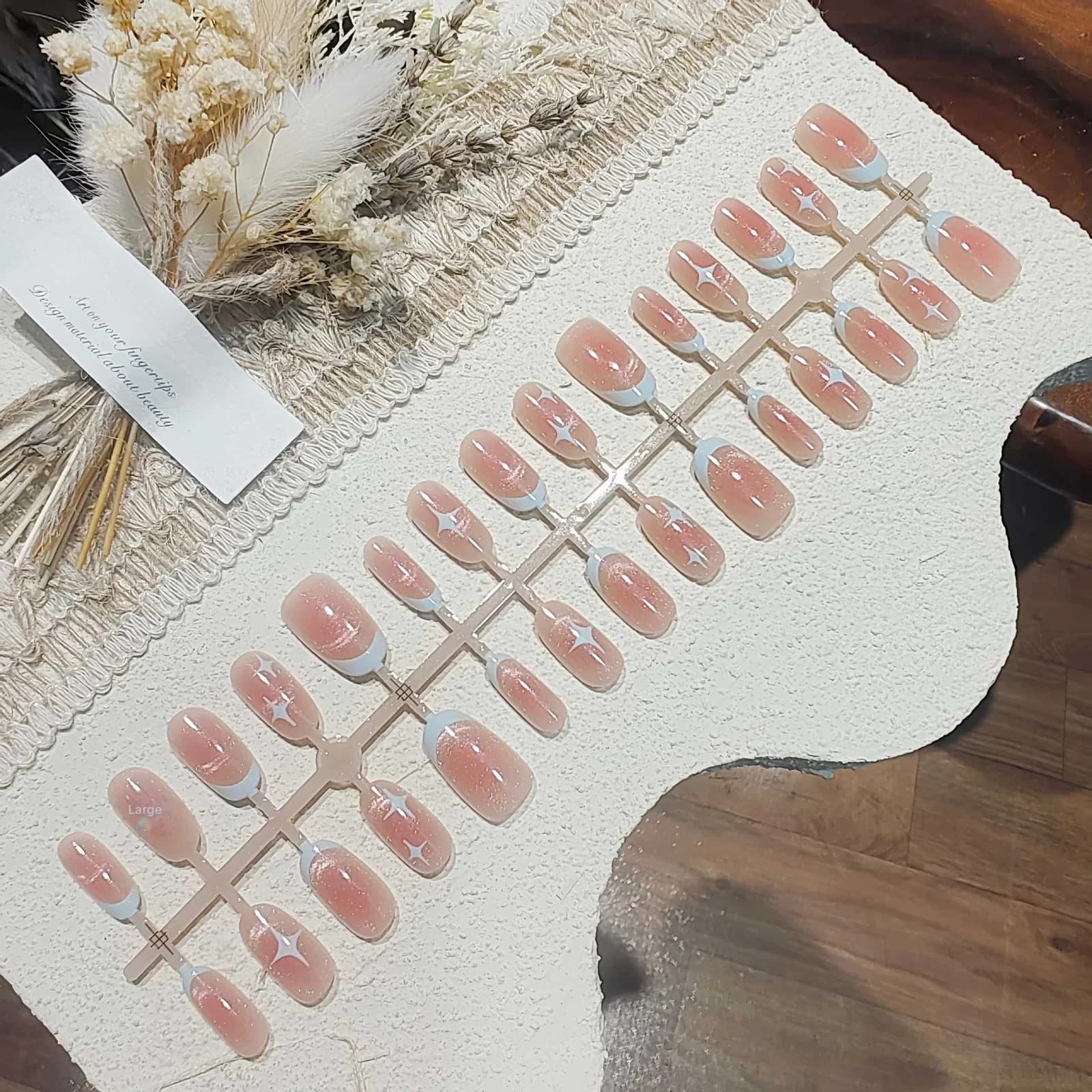 Kratki ovalni umetni nohti mačje oči z rožnatim zvezdnatim nebom
