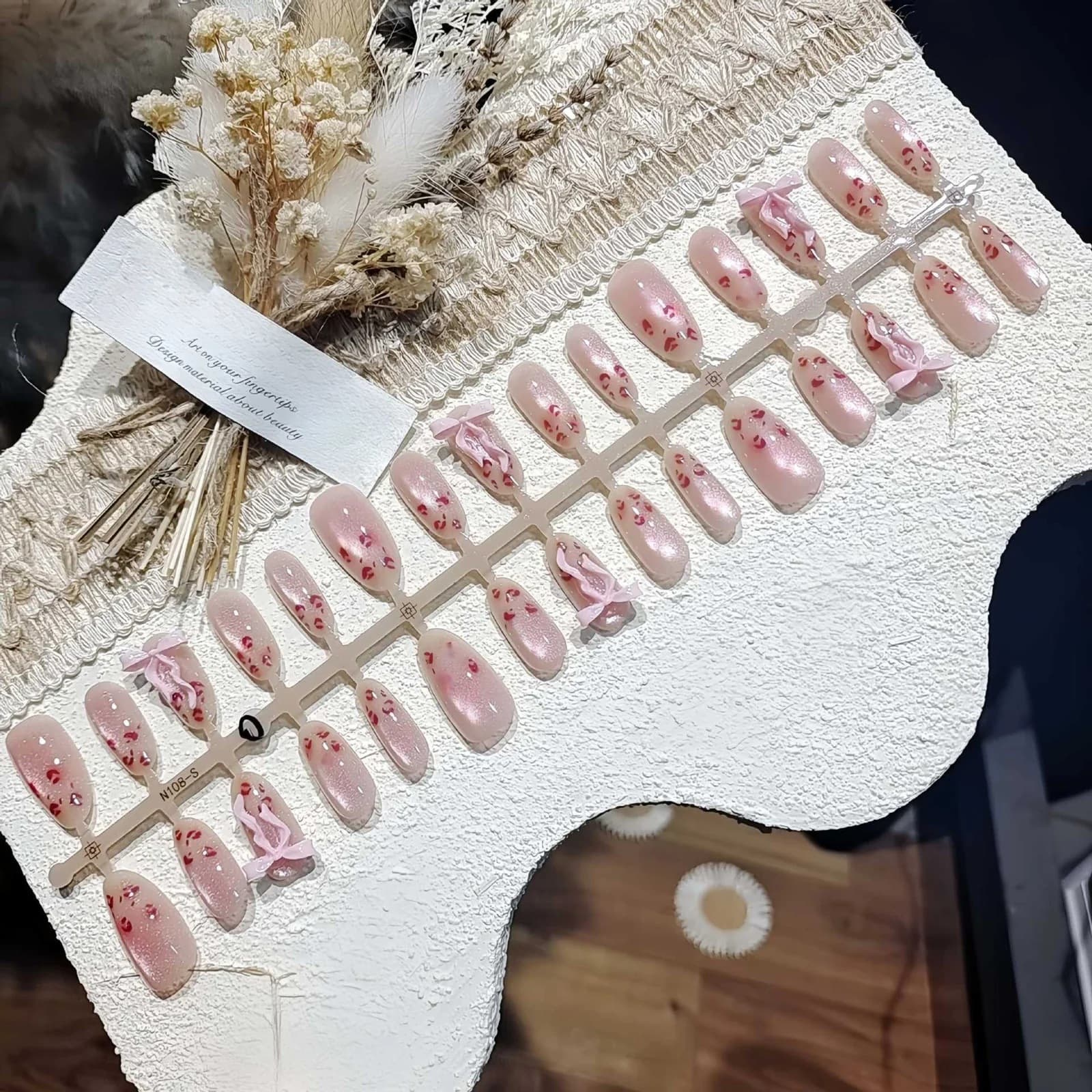 Rožnate umetne nohte z leopardjim vzorcem in mačjim očesom, srednje ovalne oblike