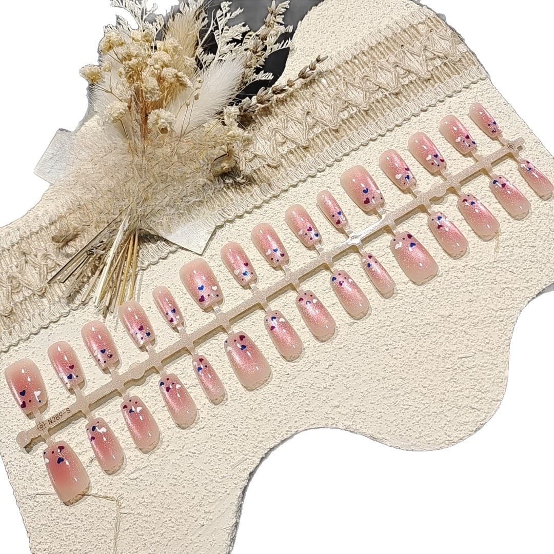 Umetni nohti mačje oko z barvitim motivom srčkov, kratka kvadratna oblika